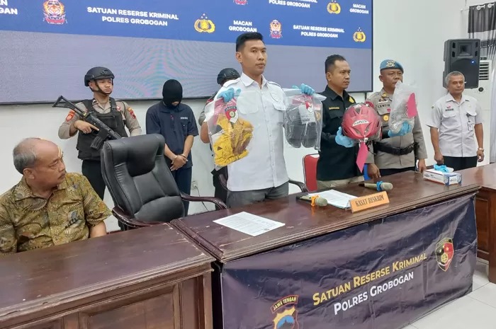 BARANG BUKTI: Kasatreskrim Polres Grobogan AKP Agung Joko Haryono menunjukkan barang bukti kasus pencurian dan penganiayaan di SD N 2 Penawangan.