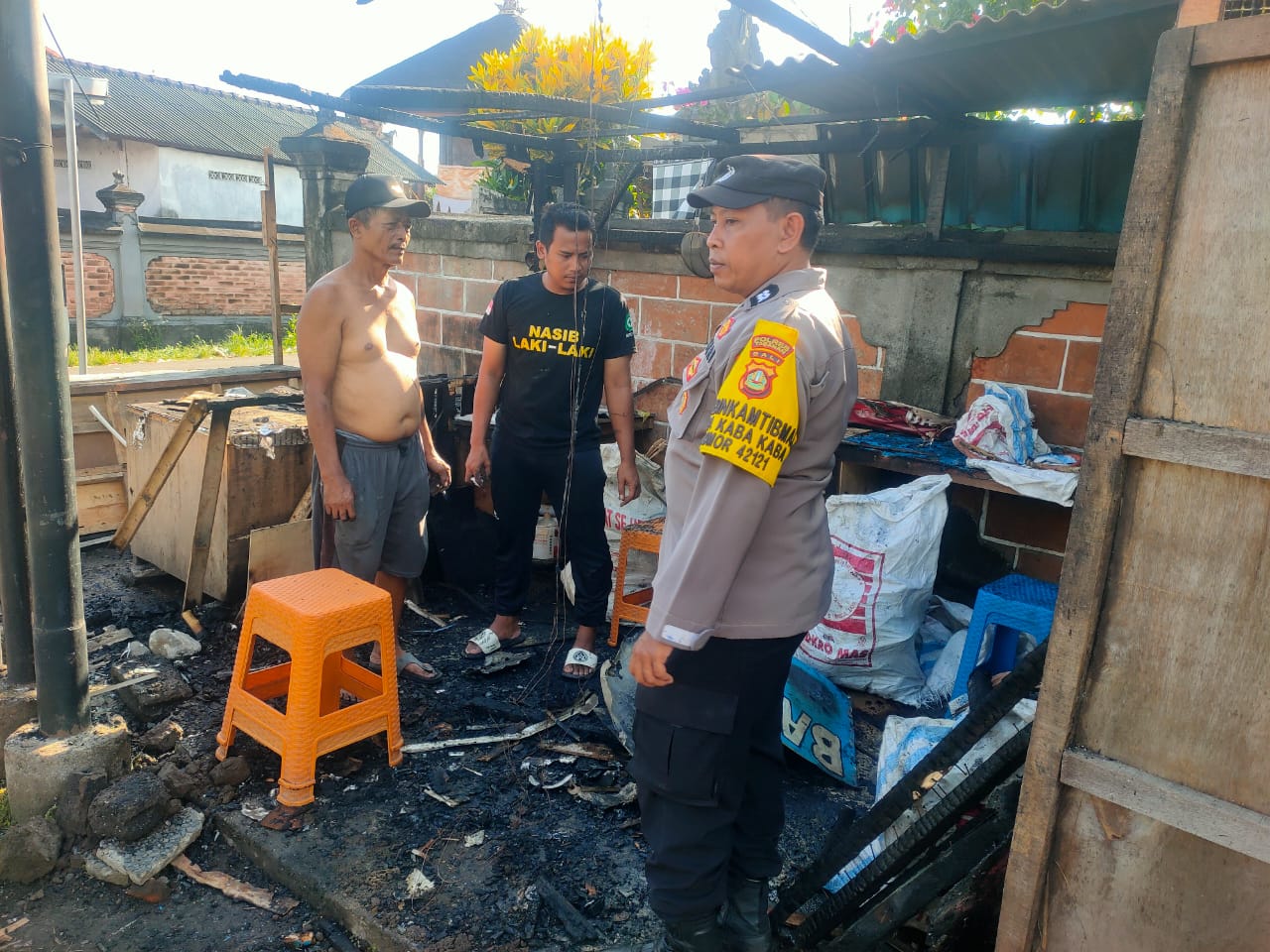 KEBAKARAN: Kebakaran melanda warung bakso di Banjar Dauh Yeh Desa Kaba-Kaba Kecamatan Kediri hingga alami kerugian capai Rp 15 juta.