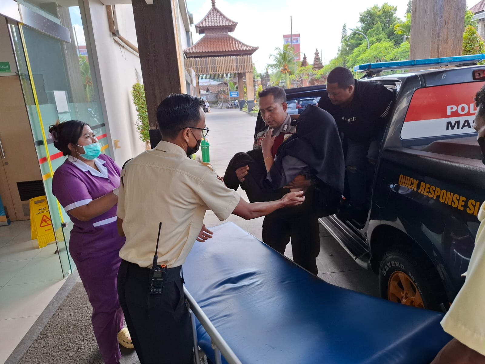 HEROIK: Aksi heroik Kijang 905 selamatkan dua wanita korban tabrak lari di Bypass Dharma Giri, Kamis pagi (24/4).