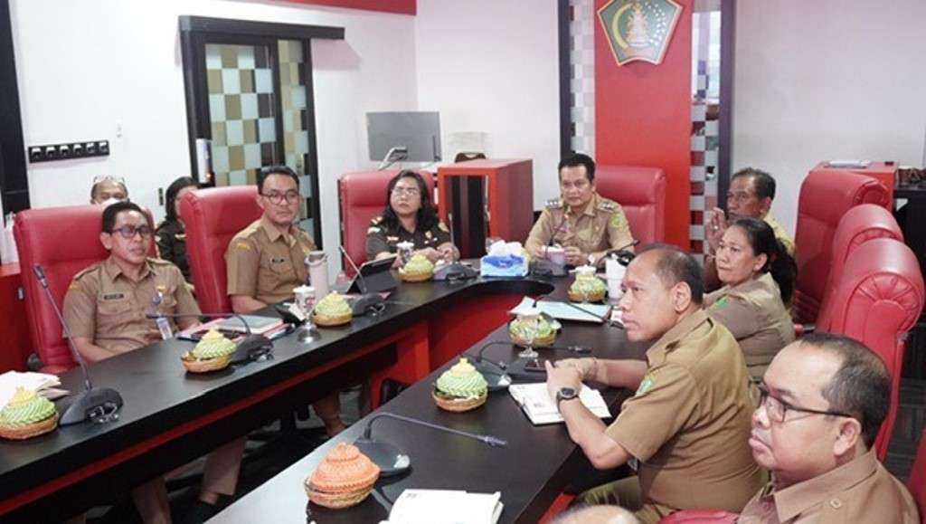 RAKOR: Bupati Jembrana I Made Kembang Hartawan saat mengikuti rakor dengan KPK RI secara daring, Senin (21/4).