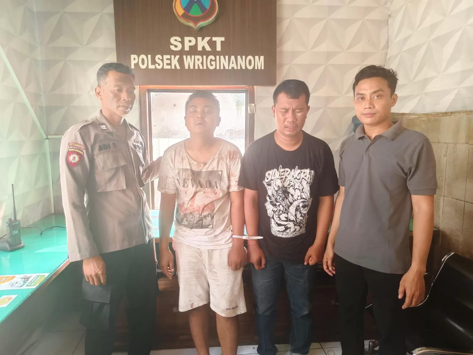 DIAMANKAN : Dua pelaku pencuri HP Anam Hanafi dan Faisal Arya Kurniawan diamanakan di Mapolsek Wringinanom, Gresik.