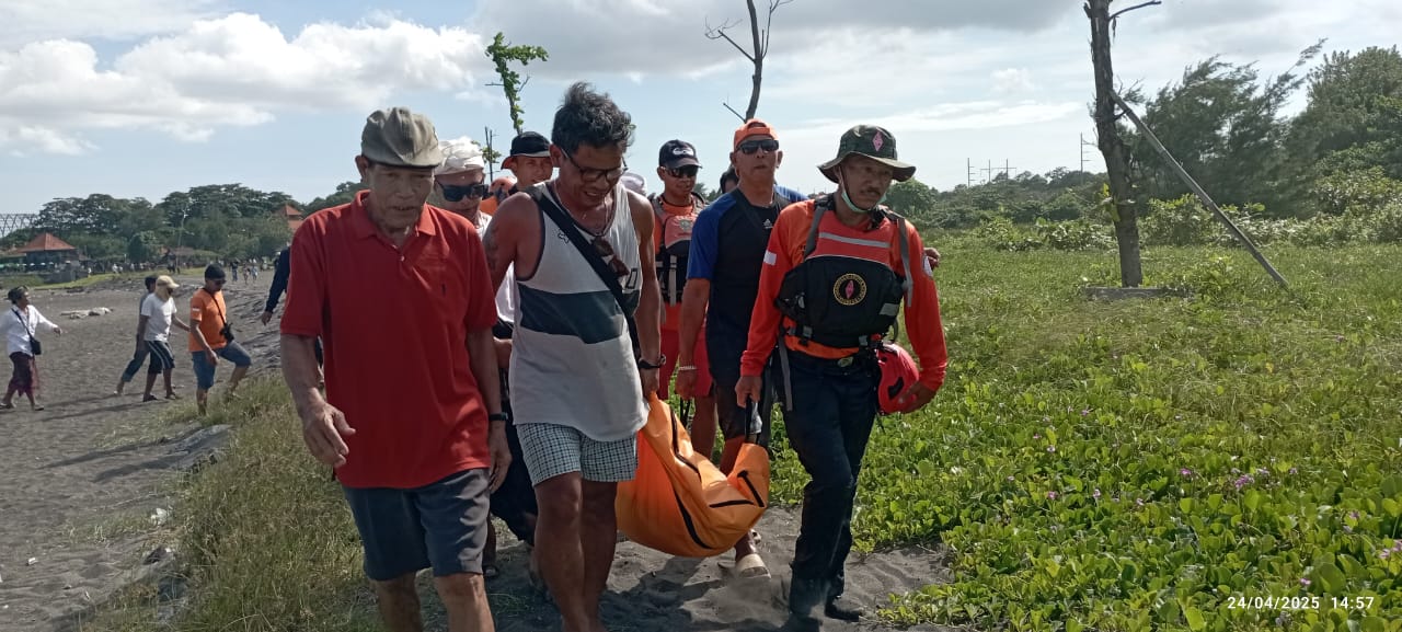 EVAKUASI: Jenazah Pekak Mura dievakuasi setelah ditemukan oleh remaja yang menjaring ikan di Pantai Padanggalak. (Bali Express/Istimewa)