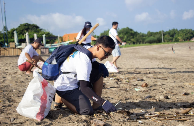 KESADARAN LINGKUNGAN: Aksi bersih-bersih pantai digelar di Pantai Jerman, Kuta