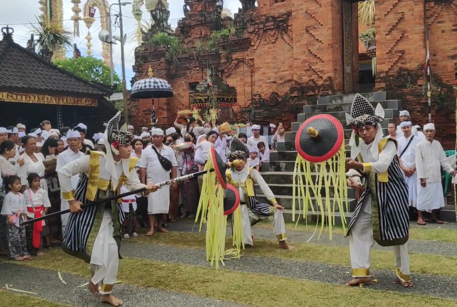 Tari Baris Nanda serangkaian Ritual Ngilen di Pura Agung Petilan Desa Adat Kesiman, Kecamatan Denpasar Timur