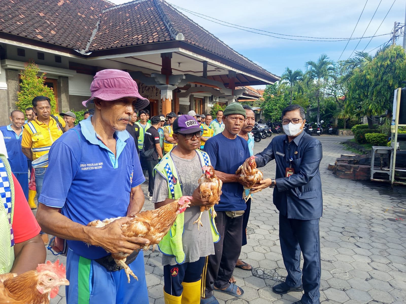 Kadis PUTR Buleleng, I Putu Adipta Ekaputra saat menyerahka ayam sebagai implementasi Program Ayam Plastik