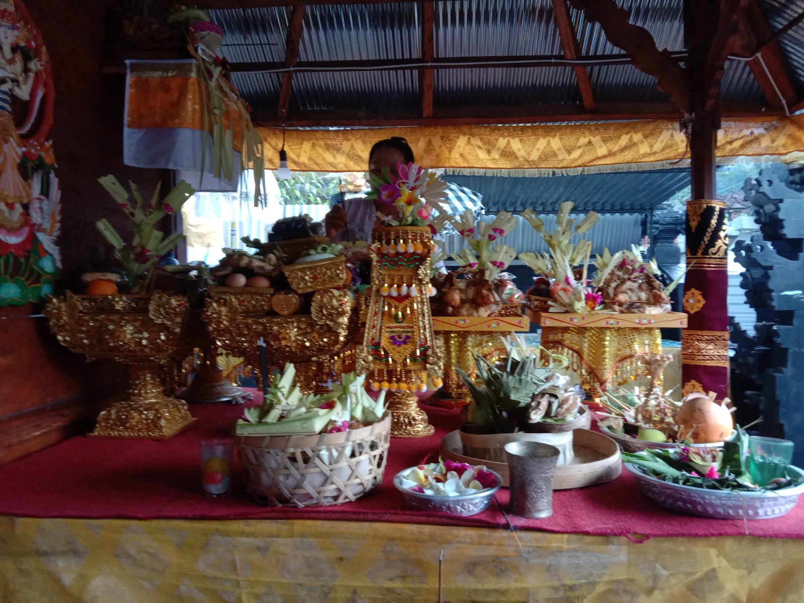 BANTEN : Banten Galungan yang dibuat oleh umat Hindu.