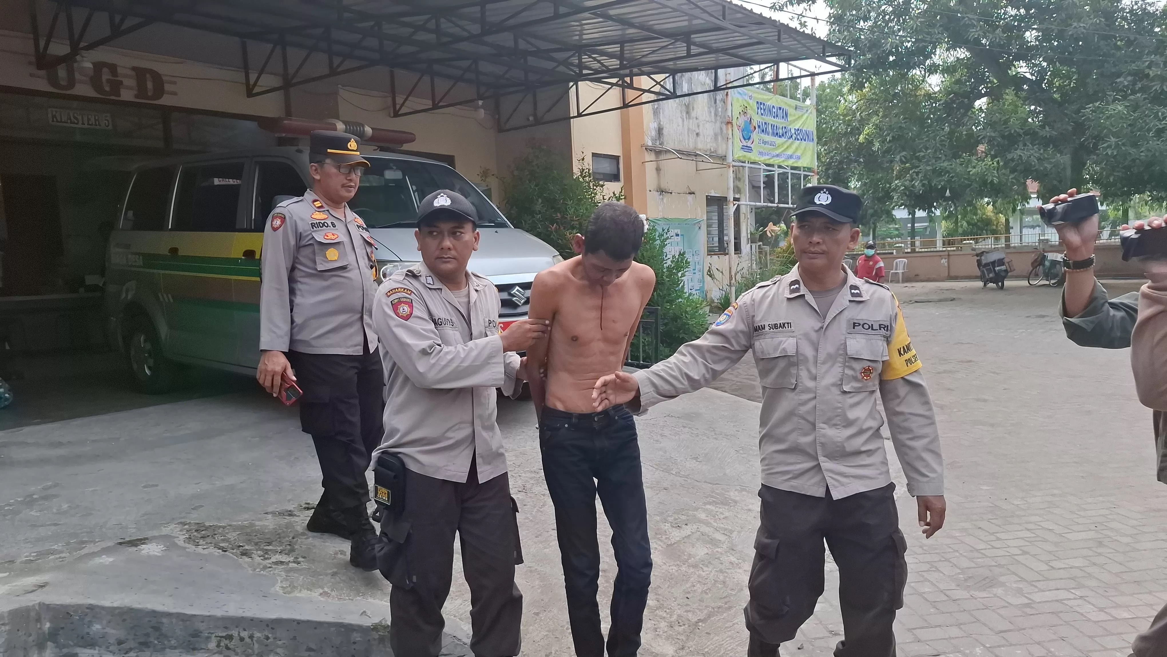 Pelaku pencurian saat digiring polisi usai dimassa (Achmad RW/Radar Jombang)
