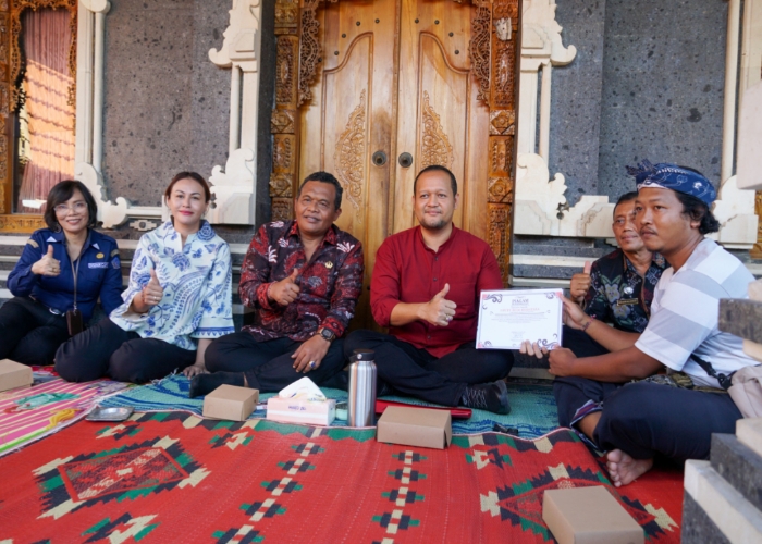PENYERAHAN: Wabup Bagus Alit Sucipta didampingi Nyonya Yunita Alit Sucipta menyerahkan akta kematian dan penghargaan atas Prestasi Tertib Administrasi Pengurusan Akta Kematian di Desa Dalung.