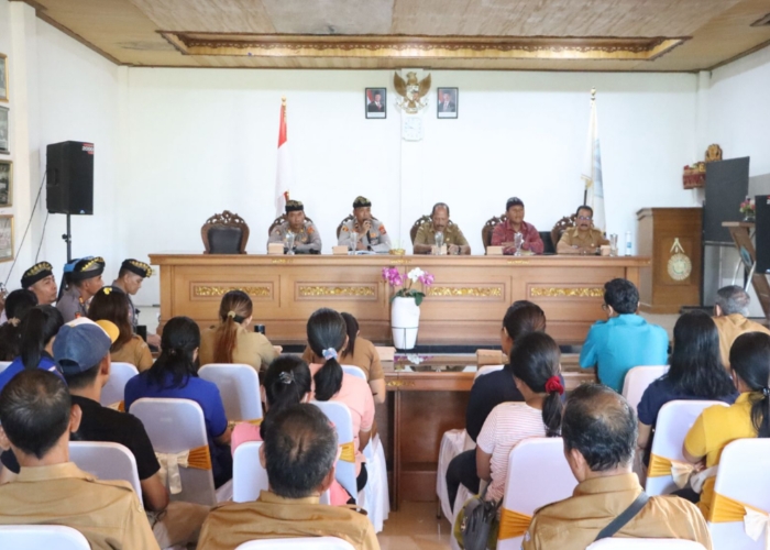 MENDENGARKAN : Kegiatan