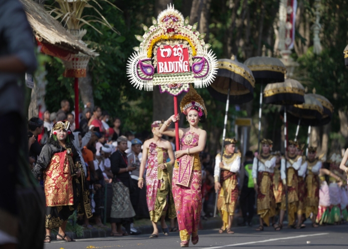 PAWAI: Duta Kabupaten Badung saat tampil dalam Pawai Pembukaan PKB ke-45 tahun 2023.