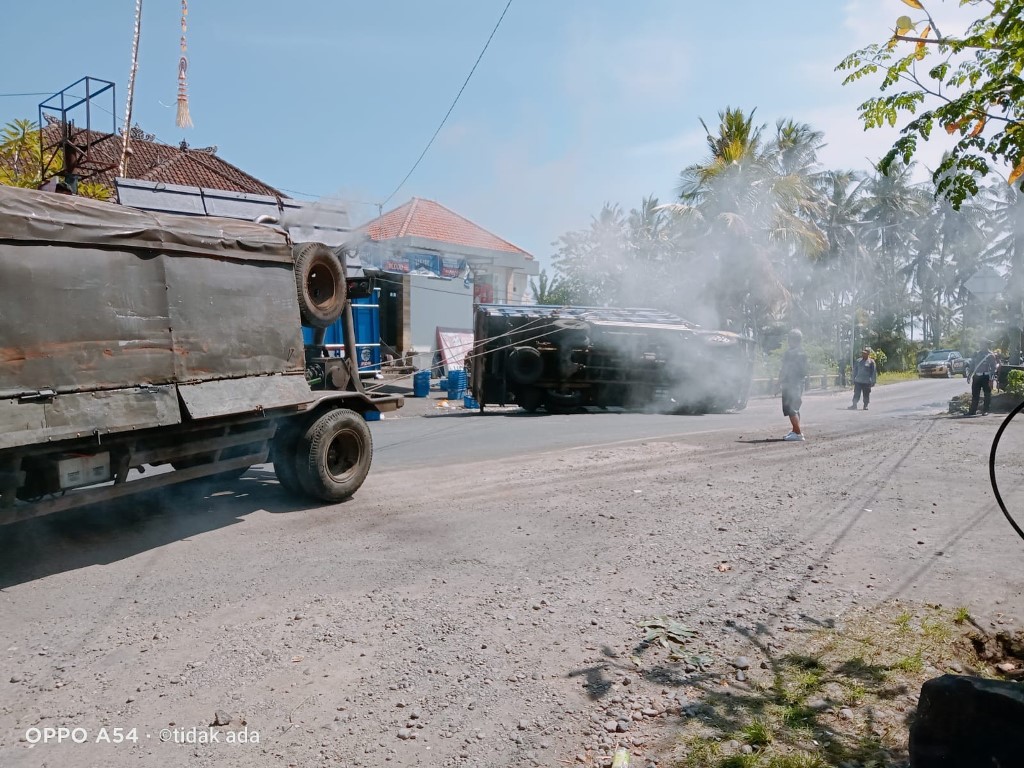 Petugas kepolisian melakukan pengaturan arus lalin dilokasi truk terguling di Jalan Raya Denpasar-Gilimanuk, tepatnya di barat Rest Area Desa Pengeragoan, Kecamatan Pekutatan, Kabupaten Jembrana