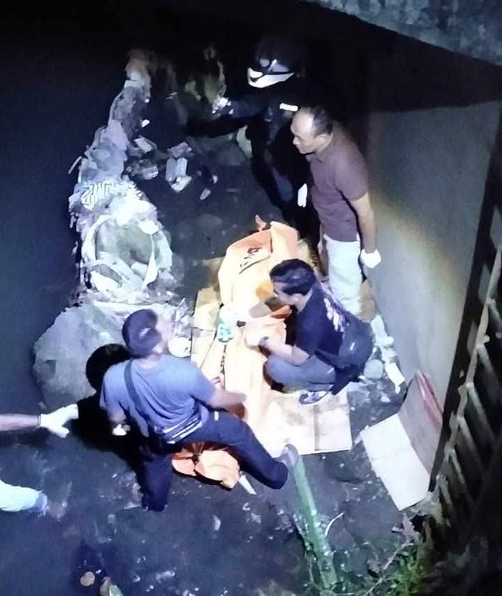 EVAKUASI: Petugas mengevakuasi jenazah nenek dari Tukad Nyampuh Denpasar. (Bali Express/Istimewa)