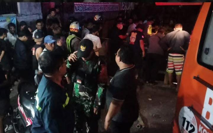 Polisi mengevakuasi mayat perempuan yang ditemukan di aliran sungai Tukad Pakerisan