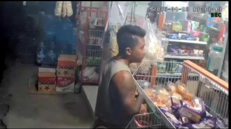 Pria Minta Sumbangan Galungan ke Pedagang Kecil di Gianyar