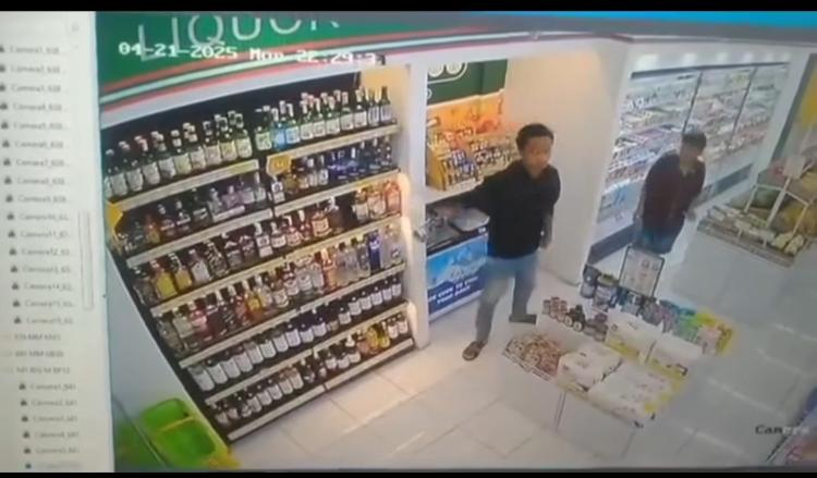 Dua pria terekam mencuri wine di minimarket