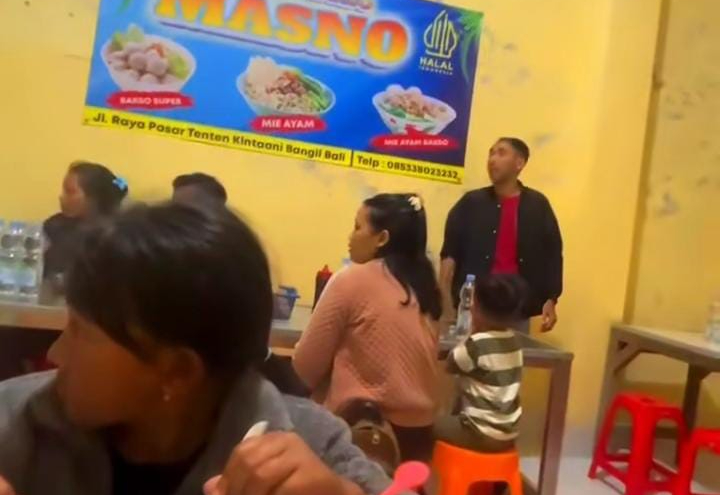 Seorang pria mengamuk di warung bakso di Kintamani