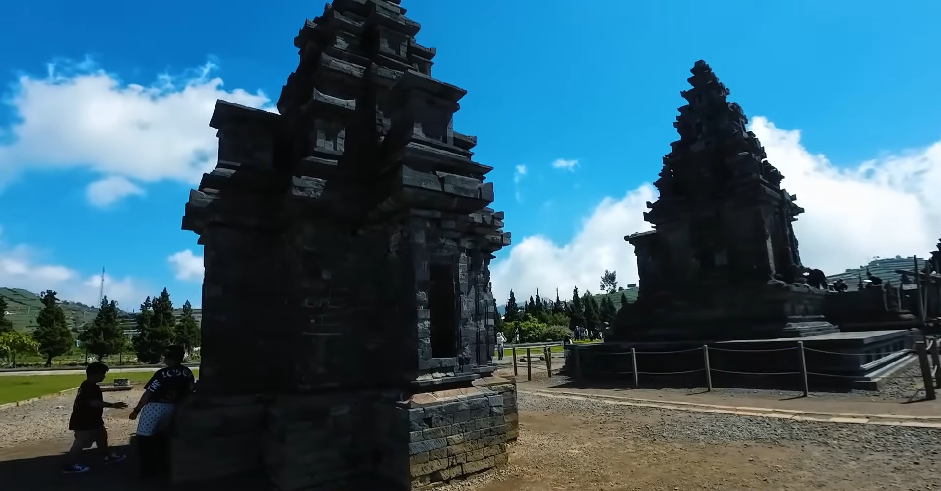 Kompleks percandian di Dieng yang merupakan candi berusia paling tua di tanah Jawa