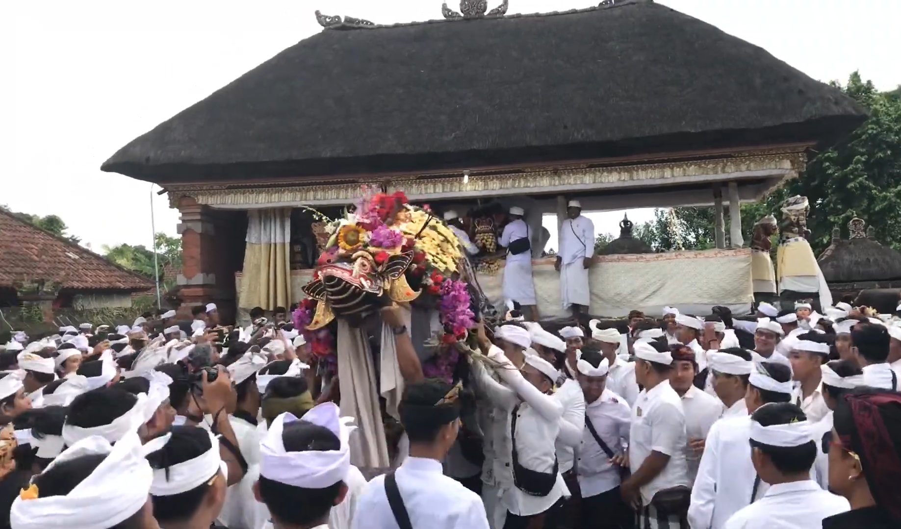 Tradisi Ngerebeg di Desa Adat Tegal Darmasaba, Kecamatan Abiansemal, Badung saat Wraspati Langkir
