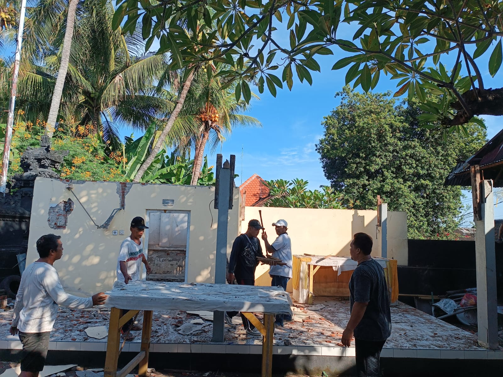 Prosesi ngayah pemugaran Pewaregan Suci di Pura Anyar, Desa Kalianget