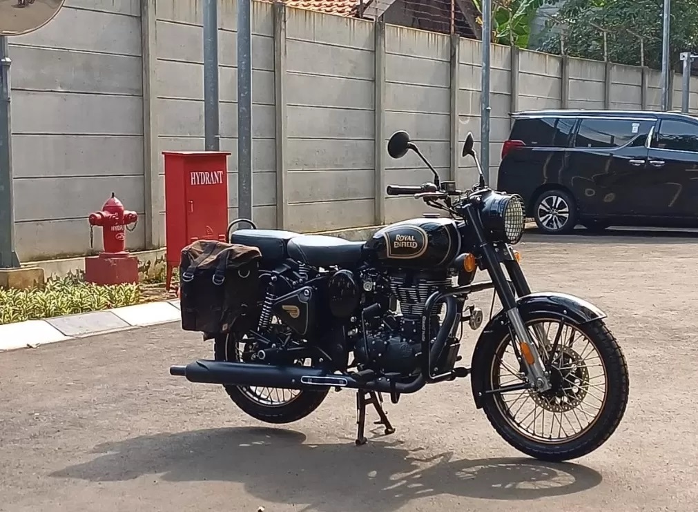 KPK memamerkan motor Royal Enfield tipe Classic 500 Limited Edition milik mantan Gubernur Jawa Barat (Jabar) Ridwan Kamil di Rumah Penyimpanan Benda Sitaan Negara (Rupbasan), Cawang, Jakarta Timur.