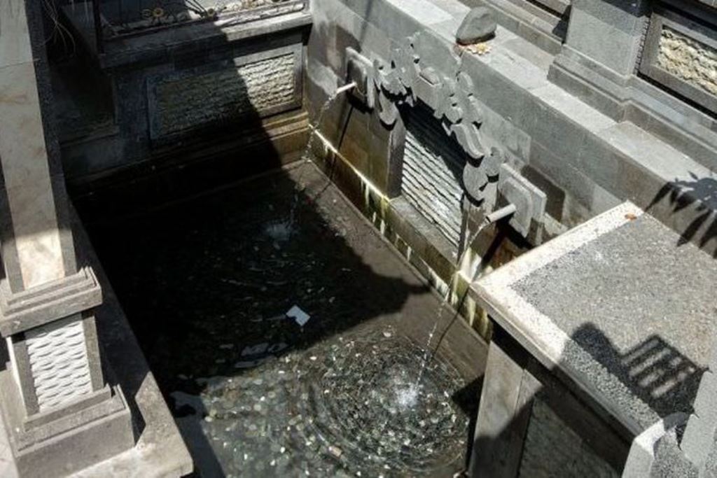 Tempat suci Hindu Bali, Pura Pesiraman Beji Kauh menyimpan sejuta misteri dan keajaiban.