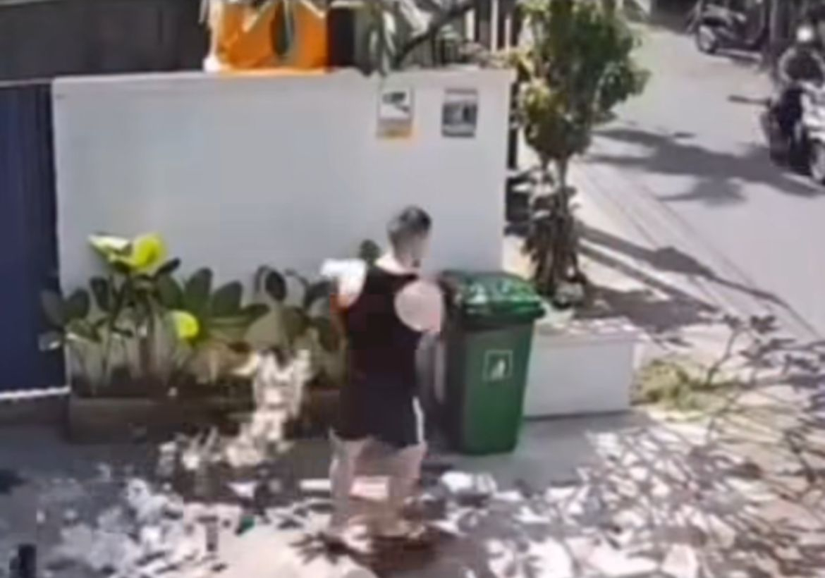 Oknum WNA Menghamburkan Sampah Sembarangan di Depan Rumah Warga