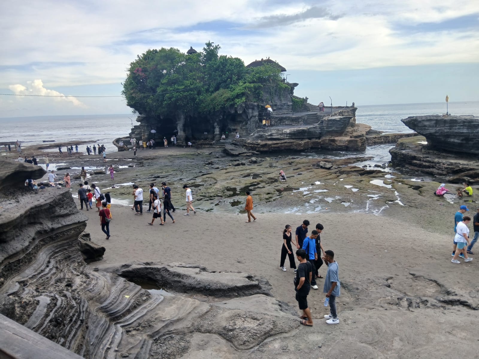 Jumlah kunjungan harian wisatawan ke Tanah Lot masih stabil pasca kebijakan larangan study tour pemprov jawa Barat.