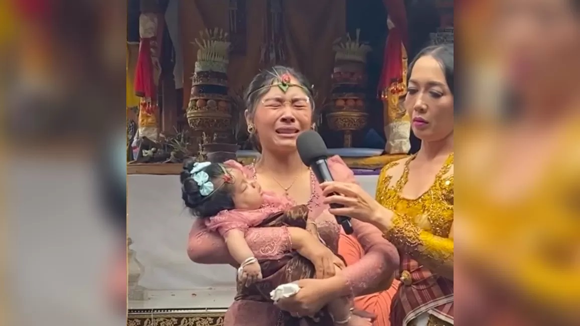 MENANGIS: Viral salah seorang "pejuang garis dua" di Bali menangis. Dia mengaku enggan pulang kampung karena sering dibully mandul. (Facebook Ary Kencana)