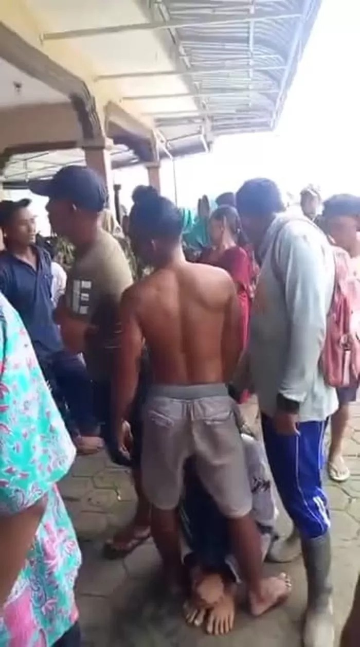 Seorang pemuda asal Nganjuk, Nugroho Dwi Saputro, 20, nyaris jadi bulan-bulanan warga, karena diduga mencuri motor di Wonosalam, Jombang, Kamis (24/4/2025).