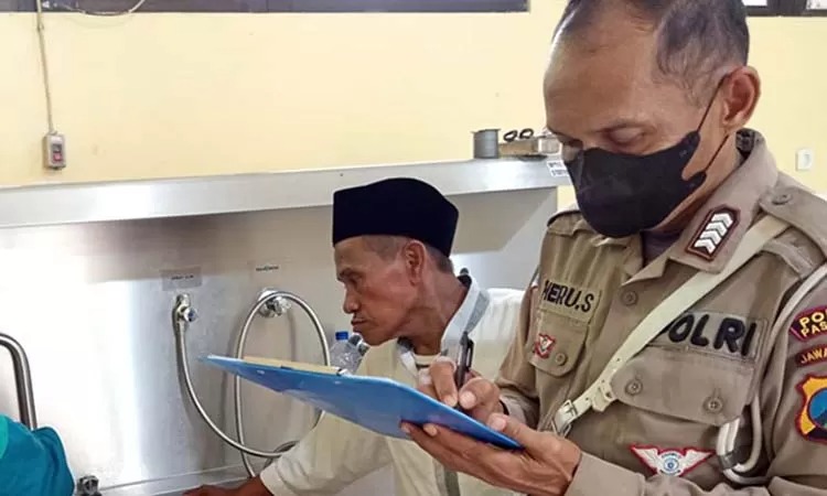 Petugas Unit Laka Satlantas Polsek Gempol saat mengantar korban ke kamar jenazah.