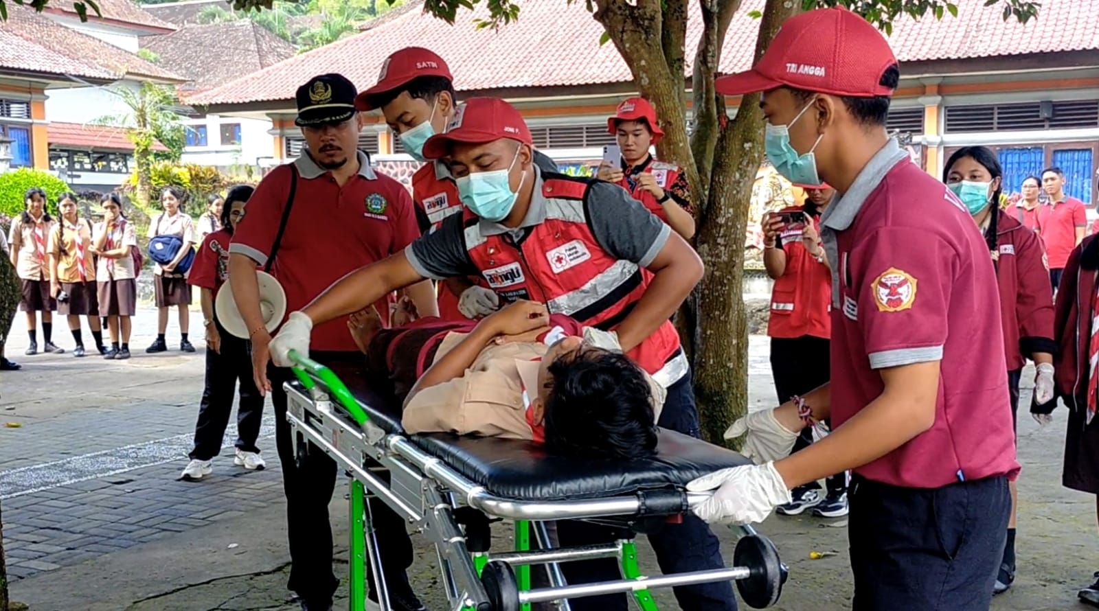 PMI menggelar simulasi gempa di SMAN 2 Bangli, Sabtu (25/4/2025).