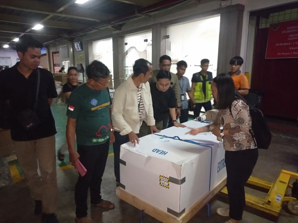 Jenazah Kadek Melly Mudiani saat tiba di Terminal Cargo International Ngurah Rai Air Port pada Jumat (25/4) sekira pukul 19.30 Wita