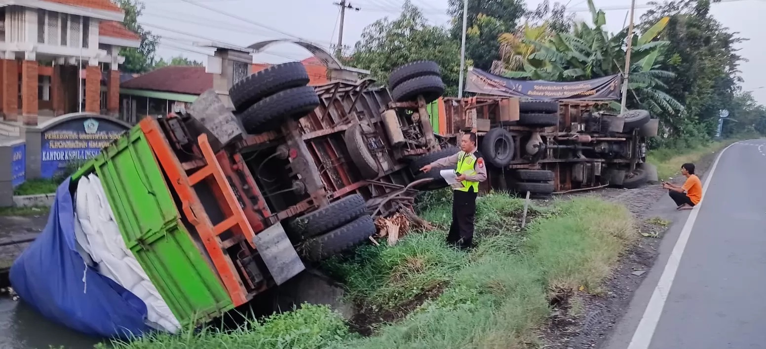 BERCECERAN : Truk gandeng terguling di Jalan Raya Balongbendo, Sidoarjo, Minggu (27/4) pagi. (IST/RADAR SIDOARJO)