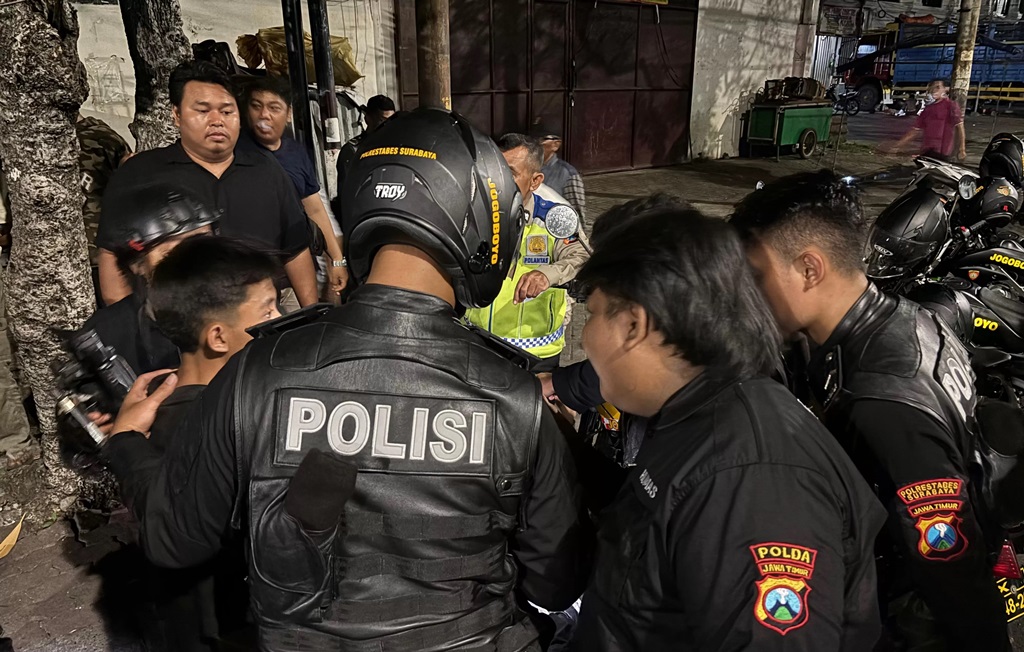 DIAMANKAN : Remaja yang diamankan Tim Jogoboyo Polrestabes Surabaya Diduga hendak tawuran. Polisi juga mengamankan remaja hendak balap sepeda angin di Jalan Demak, Surabaya. (IST/RADAR SURABAYA)