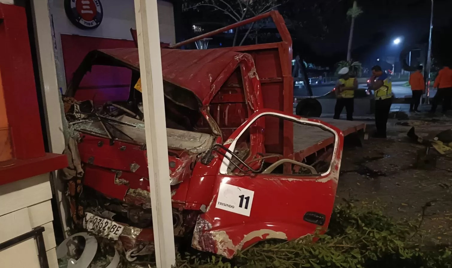 RINGSEK : Kondisi truk usai menabrak korban pengendara motor di Jalan Mayjen Yono Soewoyo, Surabaya, Minggu (27/4). (IST/RADAR SURABAYA)