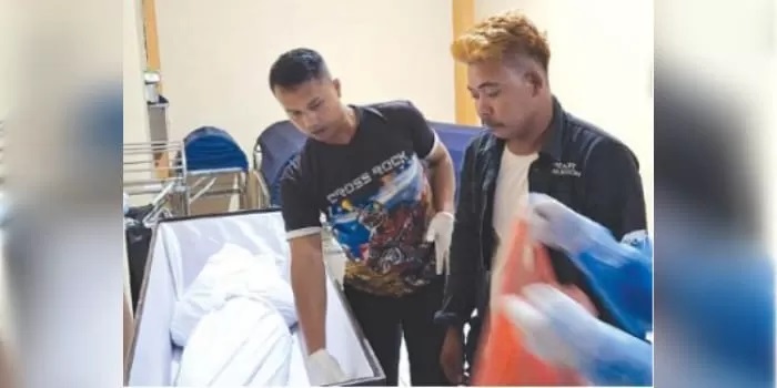 TEMAN SEKAMPUNG: Zulpa Komandani (kanan) memandang jenazah Suparman di ruang penerimaan jenazah Instalasi Kedokteran Forensik Rumah Sakit Saiful Anwar tadi malam (26/4)