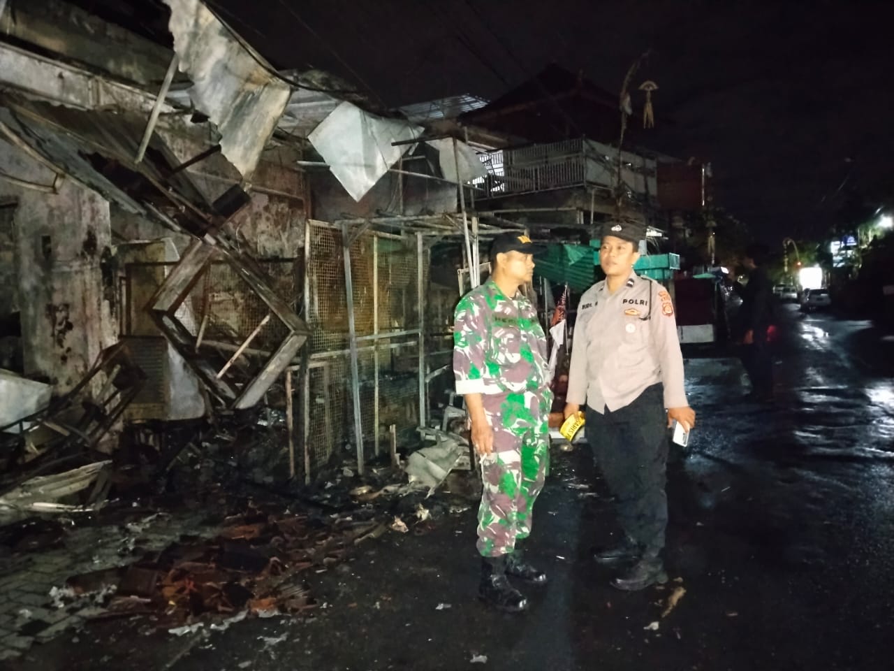 LUDES: Bangunan ruko dan kos tampak ludes setelah diamuk si jago merah.