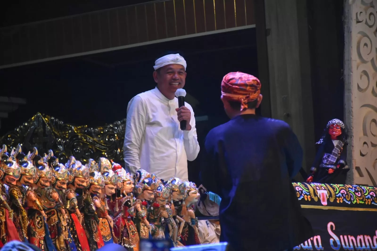 Dedi Mulyadi saat hadi di pagelaran wayang golek di Sumedang. (Pemkab Sumedang)