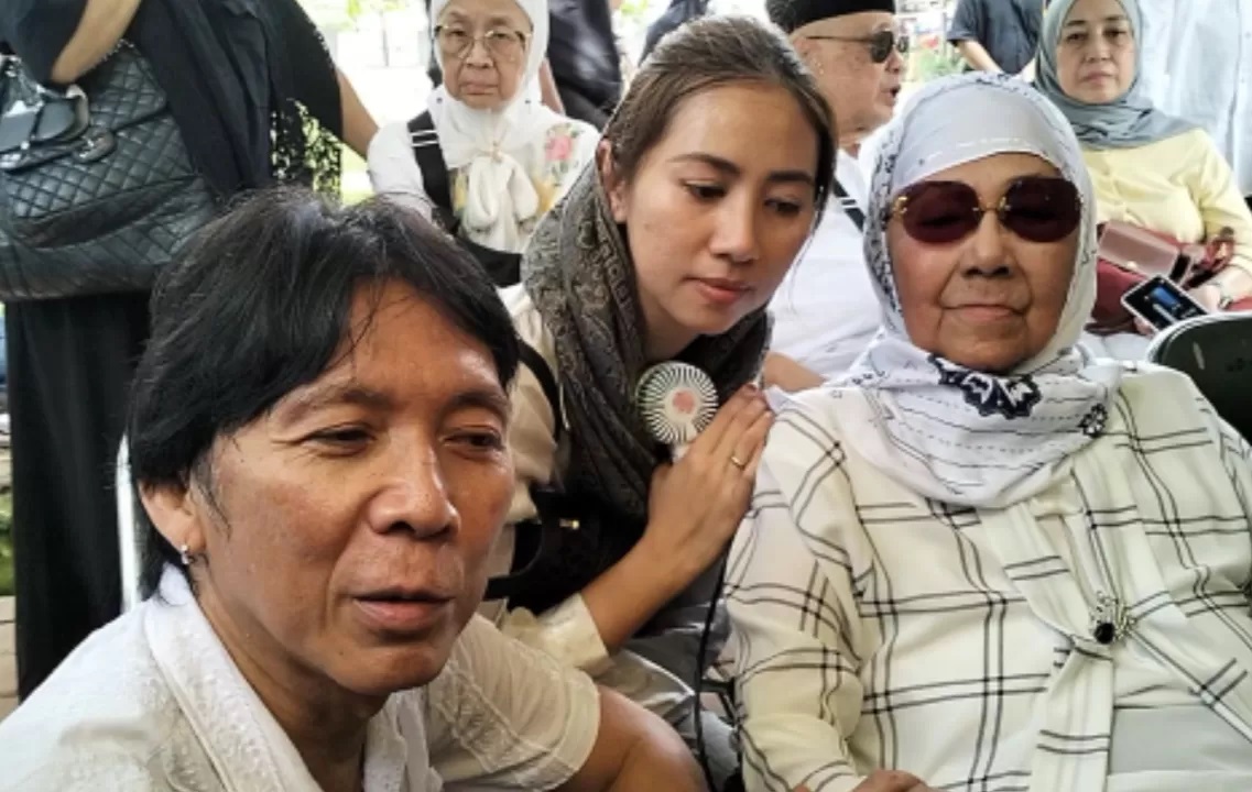 Bimbim Slank (kiri bawah) bersama Bunda Iffet (kanan berkacamata) semasa hidupnya.(Abdul Rahman/JawaPos.com)