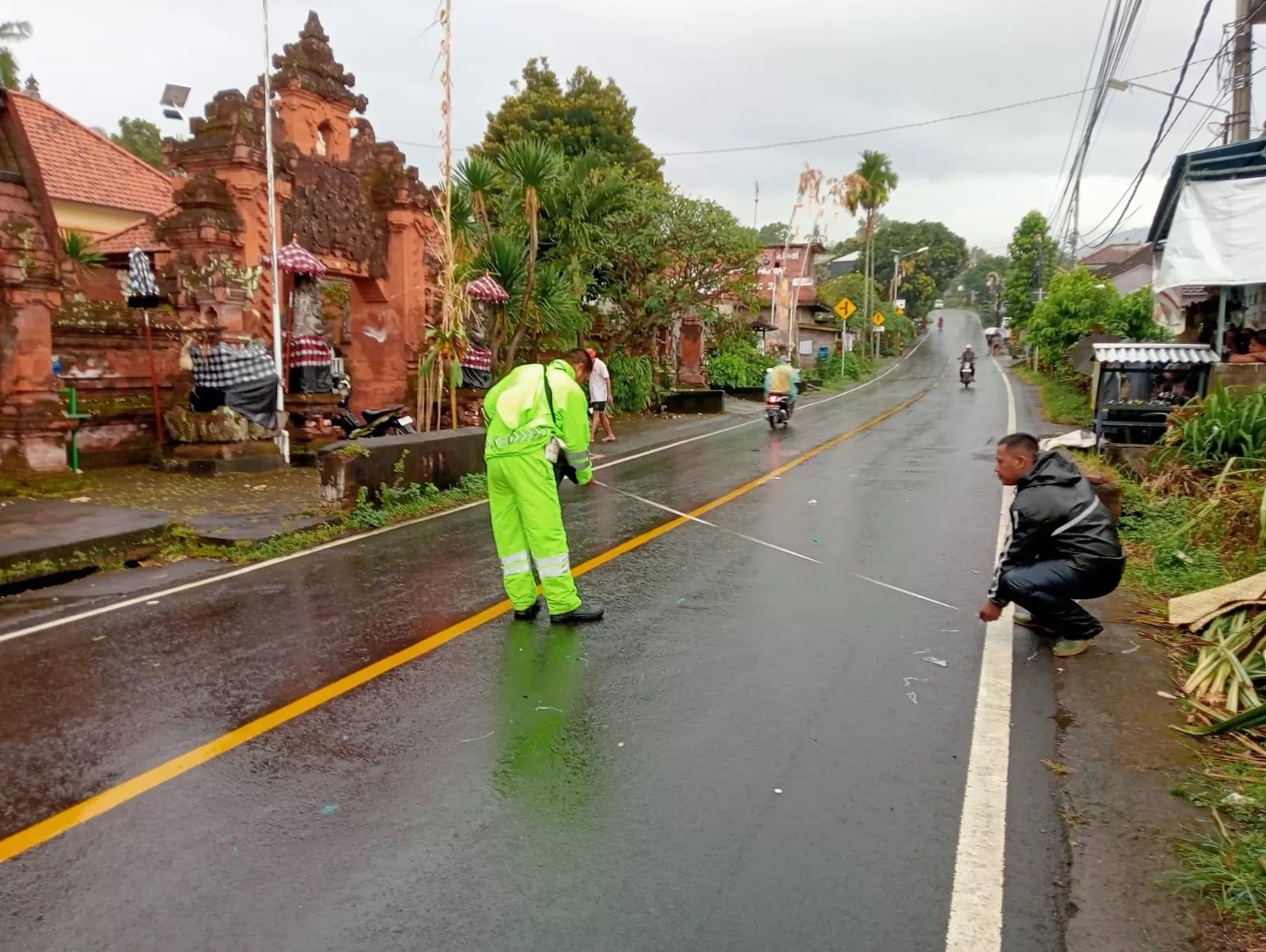 OLAH TKP: Aparat kepolisian dari Polres Buleleng melakukan olah TKP lokasi kecelakaan lalu lintas di Jalan Raya Singaraja-Denpasar. (Humas Polres Buleleng)