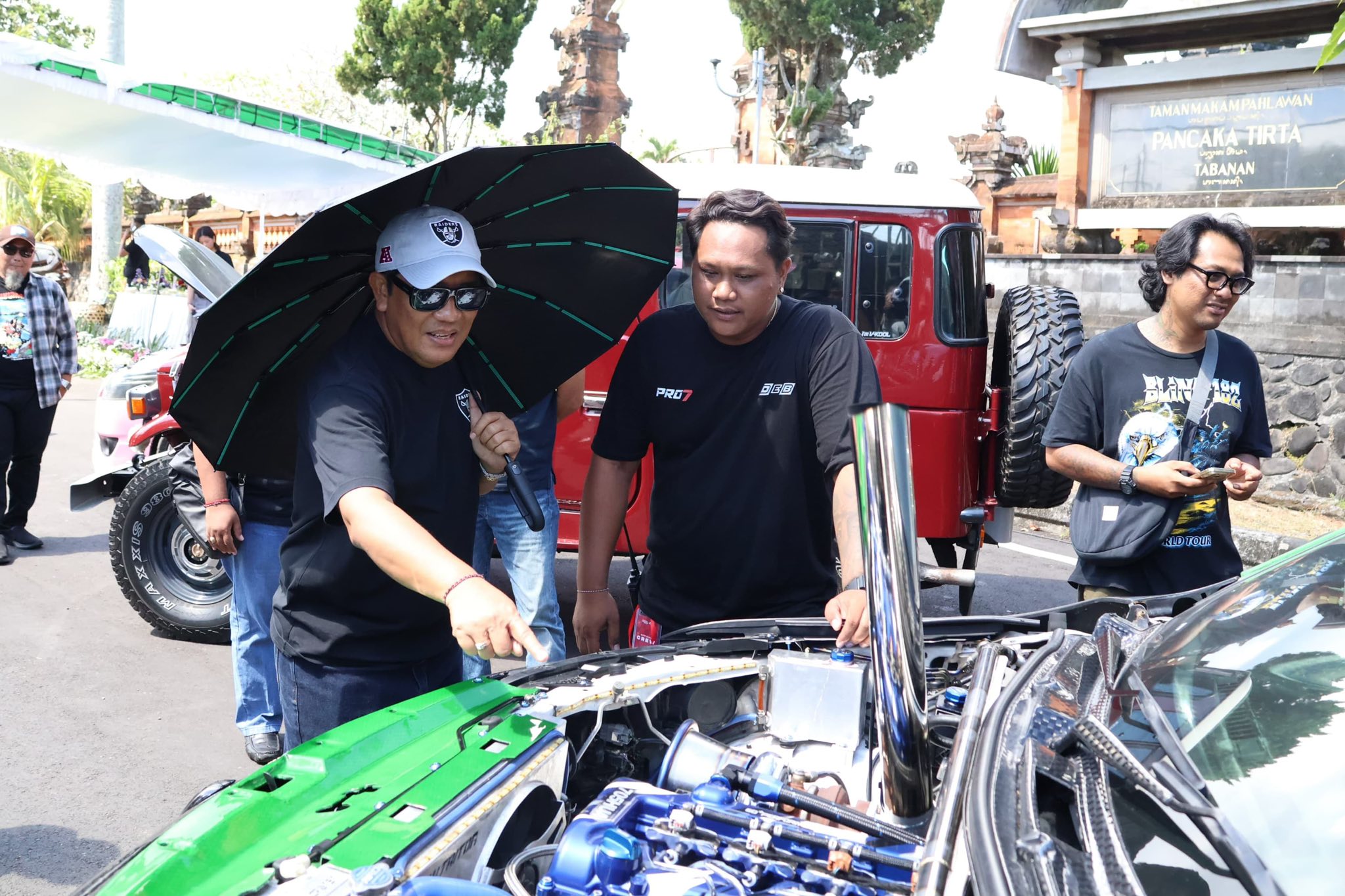 Meet and War Diesel Enthusiast Bali (DEB) 2025 di kawasan parkir Taman Makam Pahlawan Pancaka Tirta Singasana, Kabupaten Tabanan, Minggu (27/4).