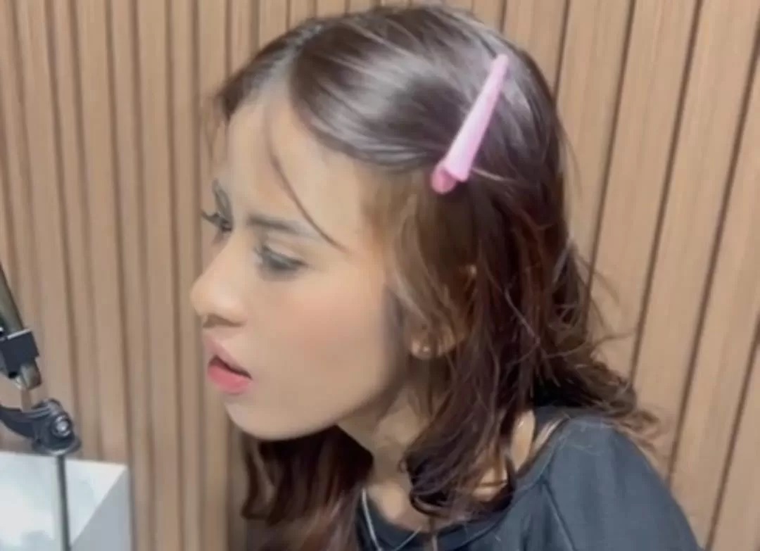 NEKAT DEMI HIDUP MEWAH: Shaeila Janwar Rismawati alias Eca, 23, diamankan Polsek Denpasar Timur. (istimewa/radarbali.jawapos.com)