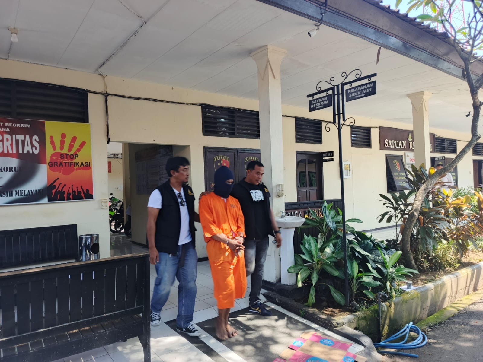 DIGELANDANG: Tersangka penjambret kalung emas digelandang di Mapolres Jembrana, Senin (28/4/2025).