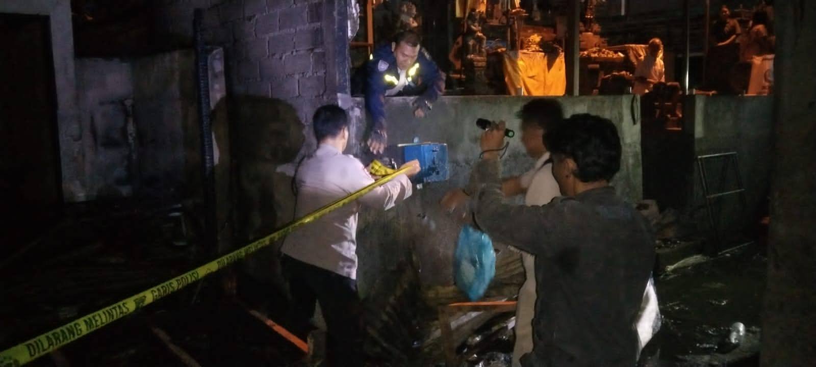 TERBAKAR: Kebakaran melanda Pasar Bajera, Kecamatan Selemadeg, Kabupaten Tabanan, menghanguskan 10 kios dan los.