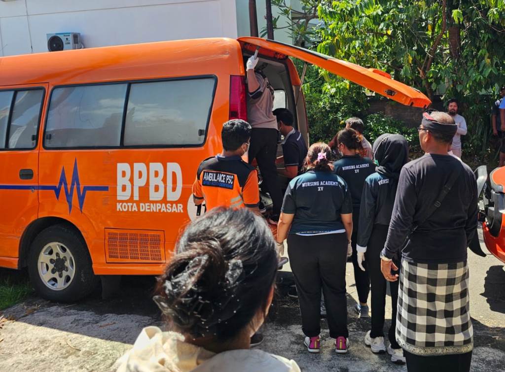 JENAZAH: Petugas menangani jenazah WNA Amerika dan membawanya ke RSUP Prof Dr IGNG Ngoerah Denpasar untuk proses lebih lanjut.