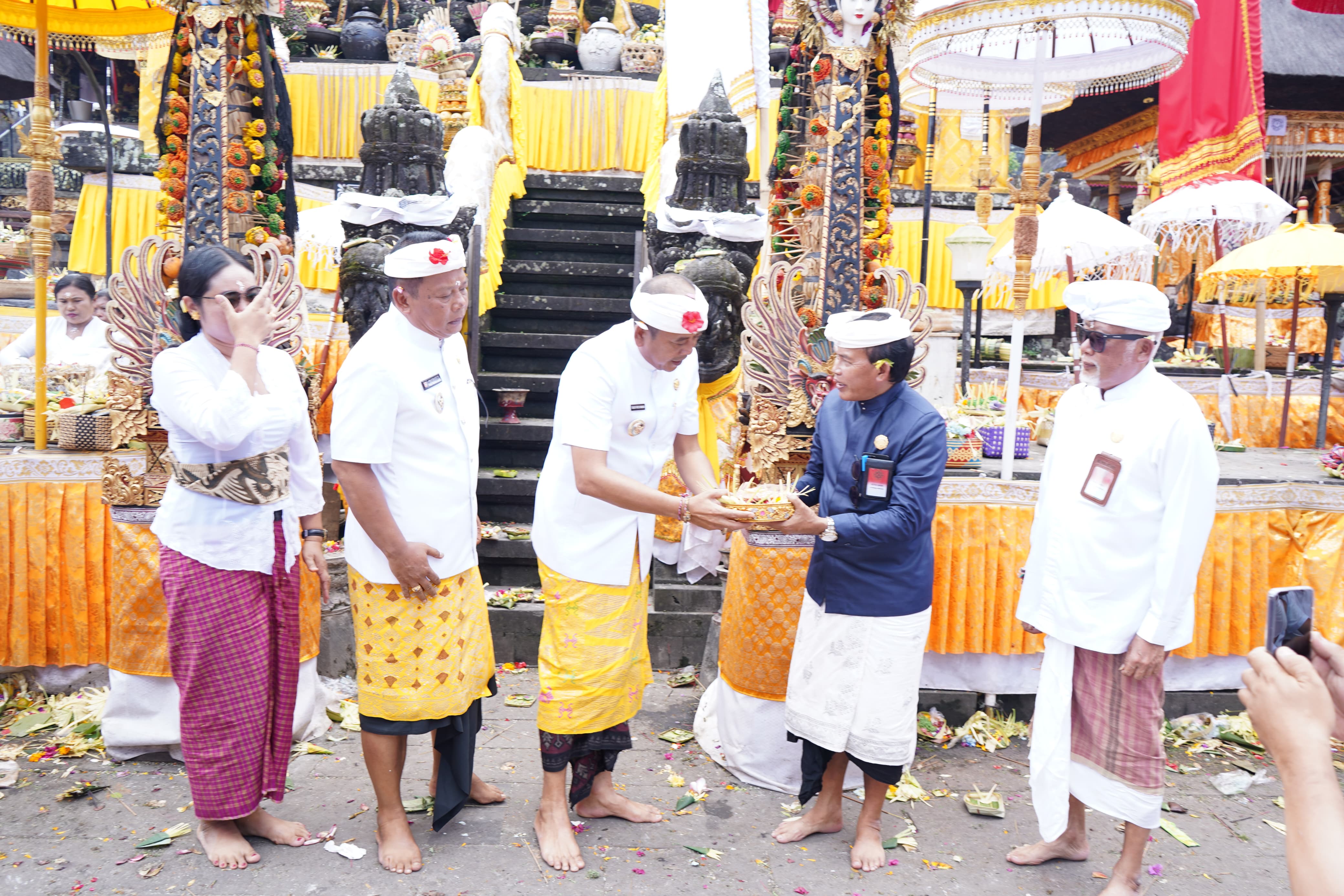 PENGAYAR: Pemkab Karangasem ngaturang bhakti penganyar di Pura Agung Besakih, Senin (28/4).