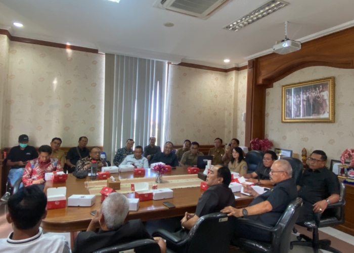 RAPAT: Pelaksanaan Rapat Kerja antara Komisi III DPRD Badung dengan Bapenda Badung, Senin (28/4).