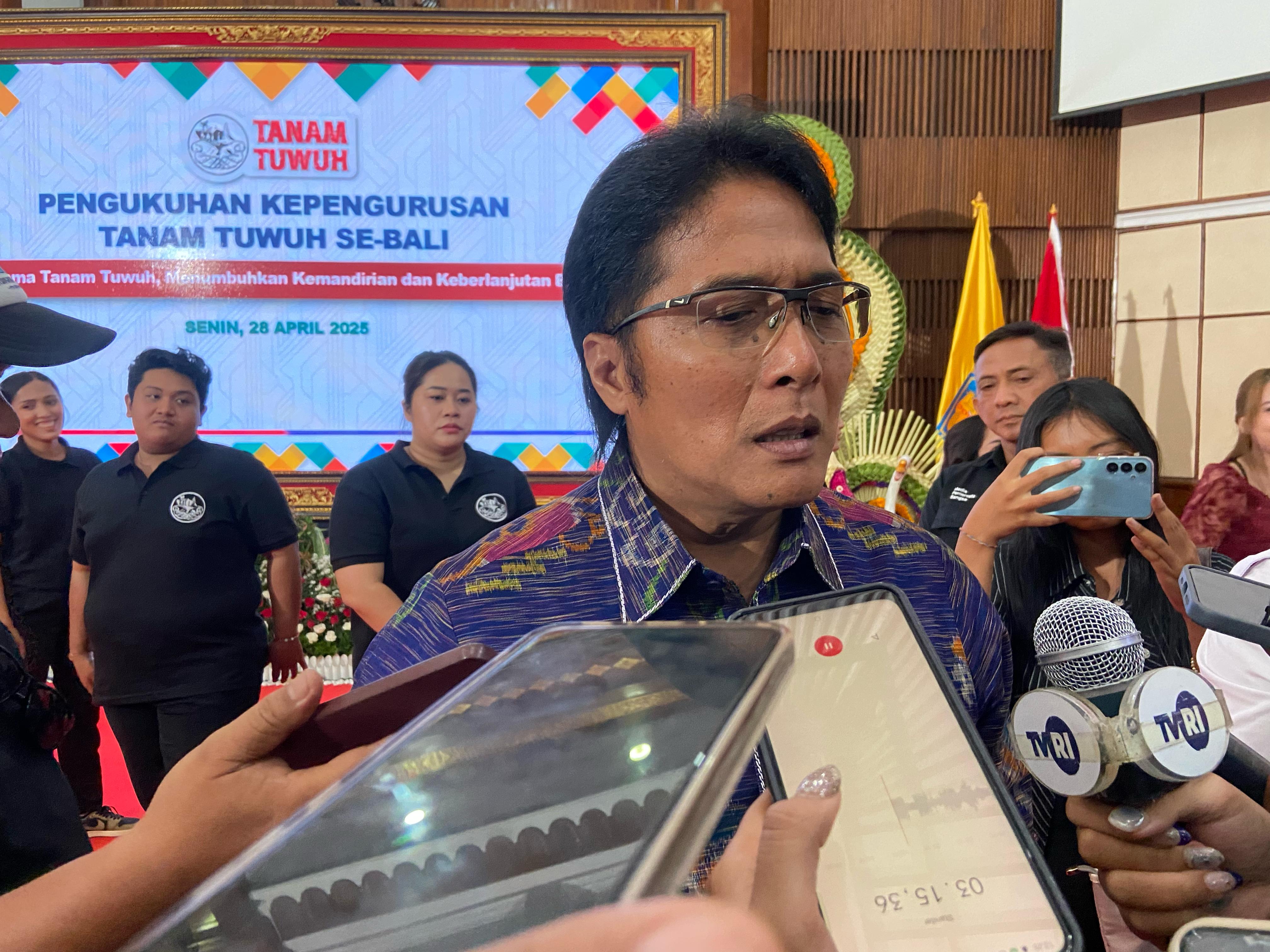 PEMBANGUNAN: Giri Prasta saat diwawancaraiusai pengukuhan Komunitas Tanam Tuwuh di Wiswa Sabha Utama, Senin (28/4)