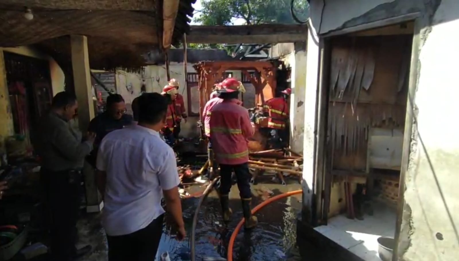 Petugas Pemadam Kebakaran dalam proses penanganan rumah yang terbakar di Sidakarya.