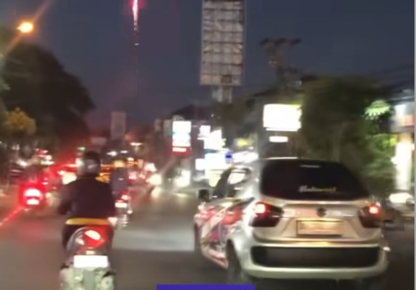 Aksi Berbahaya Pengendara Sepeda Motor Nyalakan Kembang Api di Jalan Teuku Umar Denpasar
